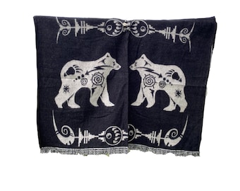 Poncho de oso de alpaca hecho a mano: diseño tribal con capucha