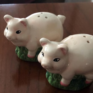 Cute vintage Pig salt and pepper shakers