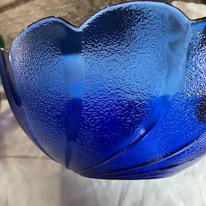 Vtg. Large Arcoroc colbolt blue textured swirl serving bowl