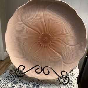 Vintage Mikasa Spring Amarylus design talerze obiadowe w kolorze brzoskwiniowo-różowym. Zestaw 5 sztuk. Wyprodukowano w Japonii