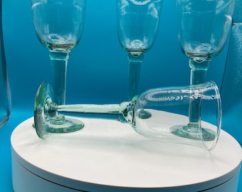 Copas de vino vintage de cristal reciclado verde transparente La Mediterranea. Juego de 4, fabricadas en España.