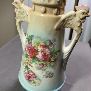 Antike österreichische cremefarbene florale Porzellanvase mit seitlichen Henkeln