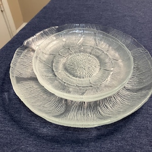 Vtg Arcoroc Fluer French 2 salad plates and 2 saucers
