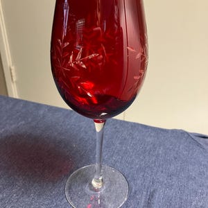 VTG-gekleurde robijnrode geëtste kristallen wijnbeker.