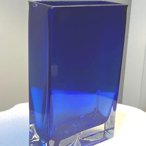 Vtg beautiful hand blown colbolt blue rectangular glass vase