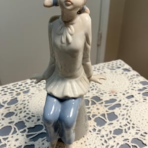 Vtg. Nao by Lladro  porcelain figurine of girl sitting on a bucket. Made in Spain.