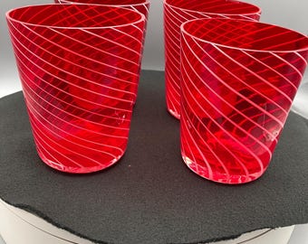 Vasos de agua vintage soplados a mano, rojos con rayas blancas. Juego de 4.