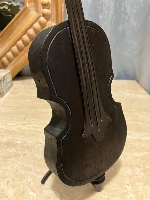 Esposizione di modello di mini violino in legno con supporto per e astuccio per decorazioni musicali per la decorazione di articoli per ufficio