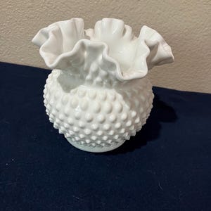 Vtg Fenton white milk glass round vase with ruffled edges