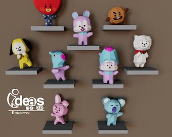 Peut inclure: Une collection de 10 figurines en papier coloré représentant des personnages populaires du groupe de K-pop BTS. Les figurines sont exposées sur des étagères sur un fond brun. Les personnages incluent RM, Jin, Suga, J-Hope, Jimin, V et Jungkook.
