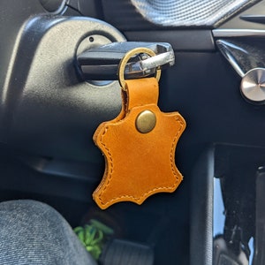 Piccolo regalo personalizzato per la festa della mamma, portachiavi in pelle Airtag, portachiavi Apple, portachiavi uomo personalizzato, portachiavi donna inciso