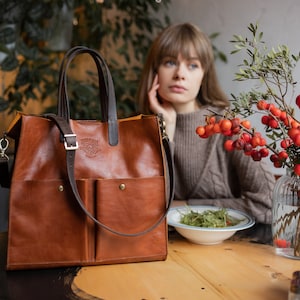 Personalisierte Ledertasche für Frauen, Cognac Lederhandtasche mit Taschen und Gravur, Custom Shopper, Geschenk für Sie
