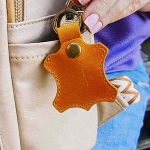 Portachiavi AirTag in pelle personalizzato, portachiavi con tag Apple Air, portachiavi unisex, portachiavi inciso, piccolo regalo per la festa della mamma