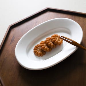 手作りの韓国製白子陶器皿：楕円形の前菜皿