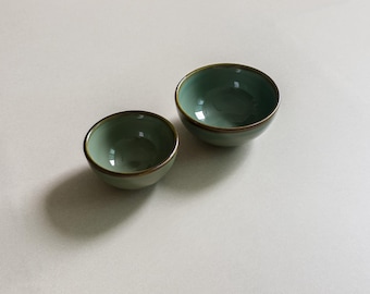 韓国の青磁蓋付き壺：職人による二重壁透かし彫りの菊模様 - Etsy 日本