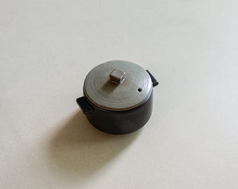 Handgjord koreansk Ttukbaegi-gryta med lock: Liten köksredskap i lergods