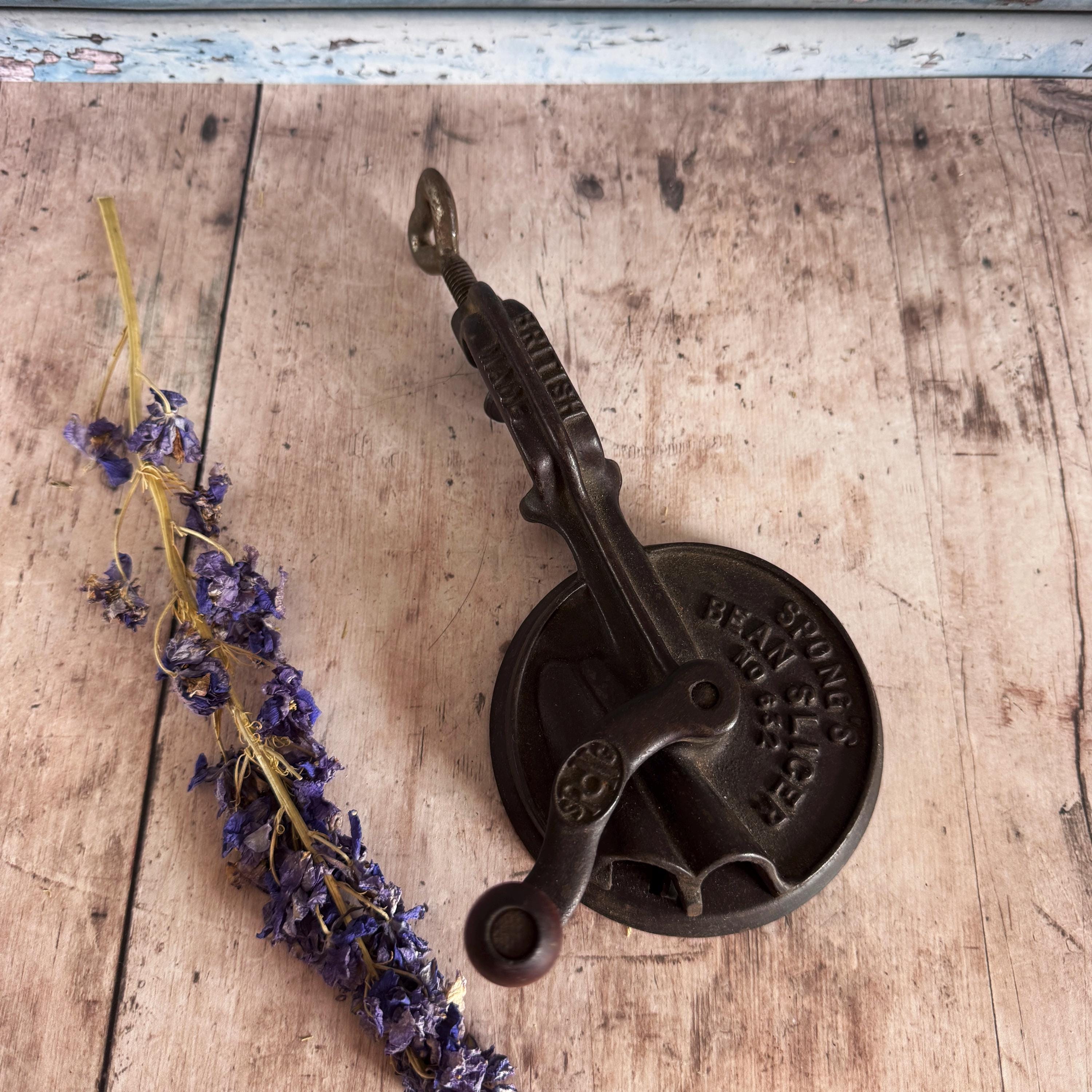 Ancien Coupe-Haricots T.F.W. Double En Fonte Rouge – Ustensile De Cuisine Vintage