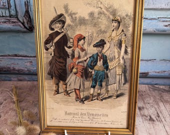 Könnte beinhalten: Ein gerahmter Vintage-Druck mit einer Gruppe von Figuren in historischer Kleidung. Der Druck, in einem goldfarbenen Rahmen, zeigt zwei Frauen und zwei Kinder in einer parkähnlichen Umgebung. Der Text "Journal des Demoiselles" ist unten auf dem Druck zu sehen.
