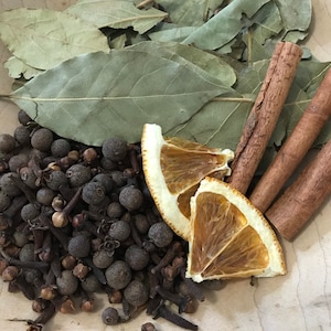 以下が含まれることがあります： ローリエの葉、クローブ、オールスパイスベリー、シナモンスティック、乾燥オレンジスライスなど、乾燥スパイスとハーブのコレクションです。