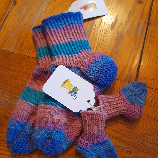 Handgestrickte Socken für Kinder, gratis dazu ein Paar Puppensocken