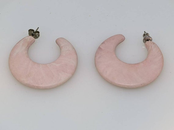 Vintage Pink Marble Lucite Crescent Hoop Earrings… - image 4