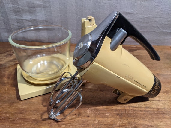Vintage 12 Speed Harvest Gold Sunbeam Mixmaster W/ Small Glass Bowls //mid  Century Kitchen // Works Perfectly 