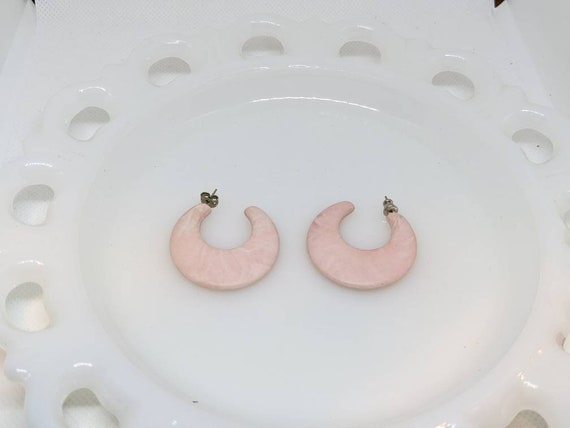 Vintage Pink Marble Lucite Crescent Hoop Earrings… - image 3