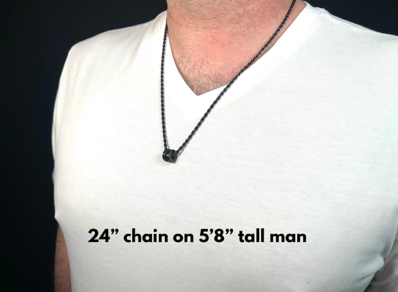 Peut inclure: Un collier en cha&icirc;ne noire de 61 cm avec un petit pendentif en perle noire. La cha&icirc;ne est port&eacute;e par une personne portant un t-shirt blanc. "24" chain on 5'8" tall man"