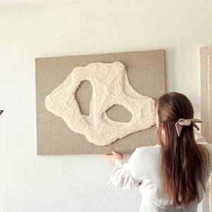Minimalistische neutrale Textilkunst auf Leinen Leinwand, Wandbehang aus modernem Garn, einfache Faserkunst, japanisch texturiertes Wanddekor