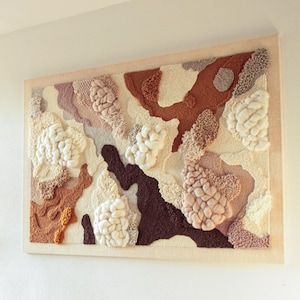 SAHARA - Tapiz de pared grande tejido en tonos tierra: tapiz artístico de fibra en tonos crema, naranja y marrón.