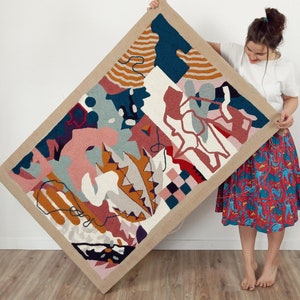 Groot modern wandtapijt van textiel, abstract handgemaakt, oversized ontwerp van garen, wandkleed van getextureerde wol, kleurrijk en opvallend getuft kunstwerk.