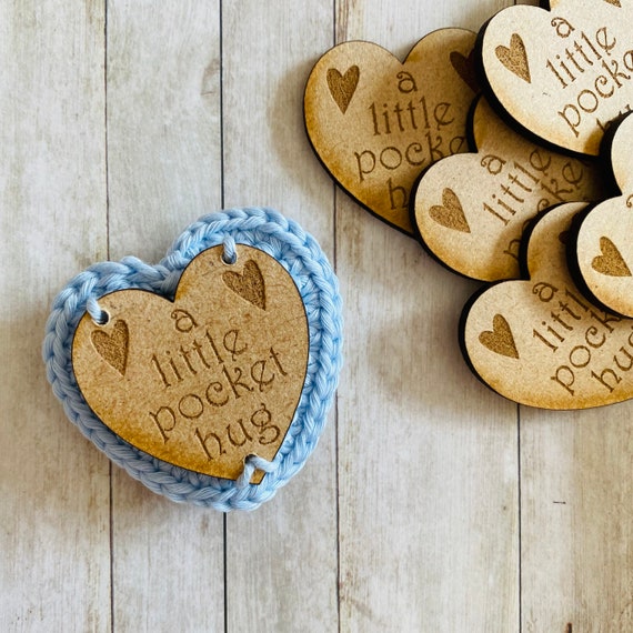 Jeton De Poche Avec Un Cœur Crocheté à La Main. Petit Câlin De Poche. Cadeau Boîte Aux Lettres