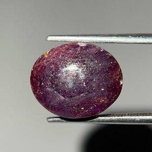 14.20 CT „Majestatyczna Rubinowa Gwiazda – Promienny Kamień z Gwiaździstym Ogniem”