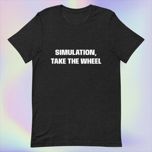 Puede incluir: Camiseta negra con texto blanco que dice "SIMULATION, TAKE THE WHEEL".