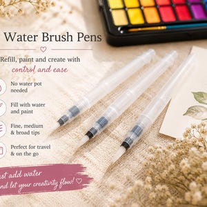 Op de afbeelding: Drie doorschijnende waterpenselen met witte synthetische haren en transparante houders. De afbeelding bevat de tekst 3 Water Brush Pens, Refill, paint and create with control and ease, No water pot needed, Fill with water and paint, Fine, medium & broad tips, Perfect for travel & on the go, en Just add water and let your creativity flow!