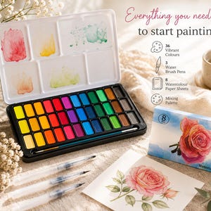 Op de afbeelding: Een aquarelverfset in een zwarte metalen doos met 36 levendige kleurpotjes, drie waterpenselen en acht vellen aquarelpapier. Het deksel fungeert als mengpalet en bevat de tekst Everything you need to start painting.