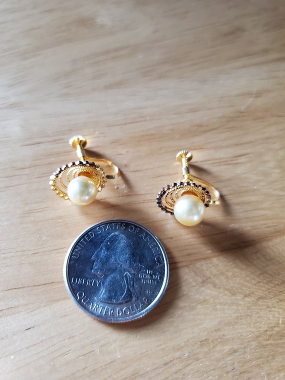 Pearl screw back earrings - image 1