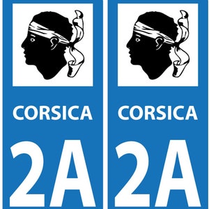 Peut inclure: Deux panneaux bleus et blancs avec le texte "CORSICA" et "2A". Les panneaux présentent une image en noir et blanc d'une tête avec un bandeau blanc.