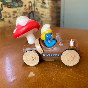 RARE*1983 Smurfette Mushroom Log Toy Car