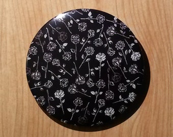 Blanc et noir longue tige Roses motif Pinback Button Pin, Botanical Seamless Print Badge, Goth Gift, Party Favor, Sac à dos, accessoire de sac à main