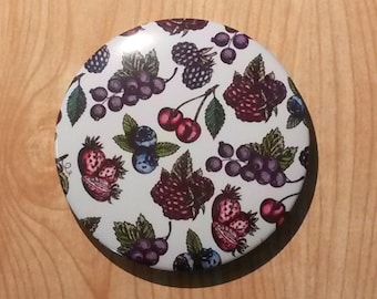 vintage Style Berry Pinback Button Pin, Cottagecore Seamless Pattern, Summer Fruit Print Botanical Badge, cadeau, cotillons, accessoire