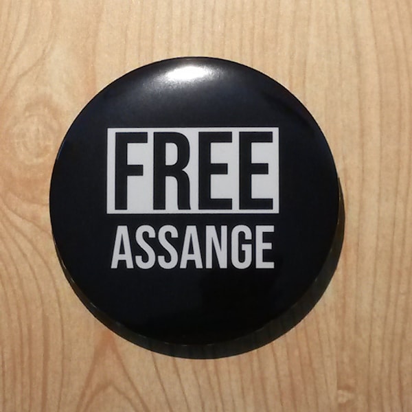 Free Assange Pinback Button Pin, Press Freedom, Wikileaks Novelty Accessory, Pro Free Speech