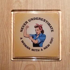 Lustiger Hüftersatz-Acryl-Kühlschrankmagnet, unterschätzen Sie niemals eine Frau mit einer neuen Hüfte, Gute Besserung Geschenk, Neuheitszusatz