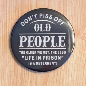 Spilla divertente con la scritta "Non far incazzare gli anziani", umorismo per adulti, regalo per pensionati, compleanno dei nonni