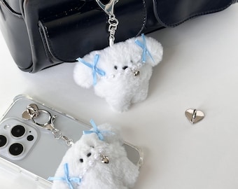 Llavero de perro: lazo azul, collar de perlas con forma de corazón y dije para bolso.