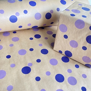 Papel de regalo kraft navideño con lunares morados y lilas - Ecológico, 100 % reciclado y reciclable - Papel de regalo de lujo para ocasiones especiales -