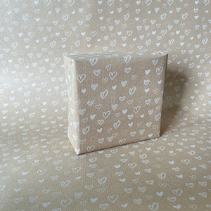 Cadeaupapier met witte harten, milieuvriendelijk cadeaupapier van duurzaam kraftpapier, 100% gerecycled en recyclebaar, luxe cadeauverpakking met hartjes