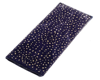 Hojas de papel tisú de lujo con motas doradas y azul medianoche, perfectas para envolver regalos el día de Navidad. Papel tisú reciclado de alta calidad