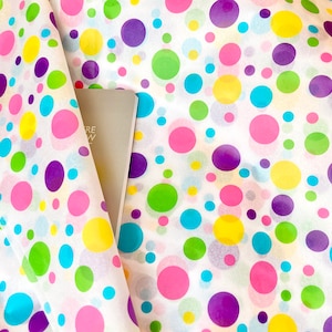 Pois multicolori su fogli di carta velina bianca, carta da regalo di lusso perfetta per compleanni, presentazioni di nascite, baby shower e regali per neonati.