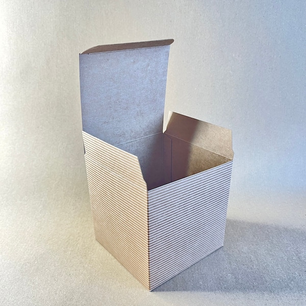 Doos van 10x10x10, Gestreepte doos van kraftpapier, Kartonnen doos van 10 cm x 10 cm x 10 cm, Eco-vriendelijke geschenkdoos Kraftpapier Geschenkdoos met geschenkbedankjes, 100% gerecycled.